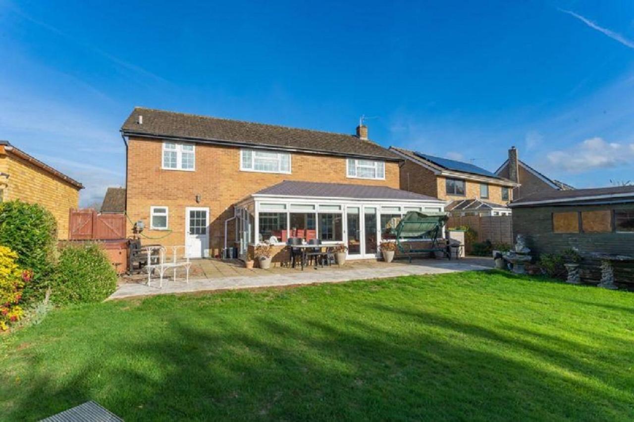 Kennedy Villa - 5 Bedroom House With Hot Tub, Wifi, Free Parkings, Close To Bicester Village Buitenkant foto