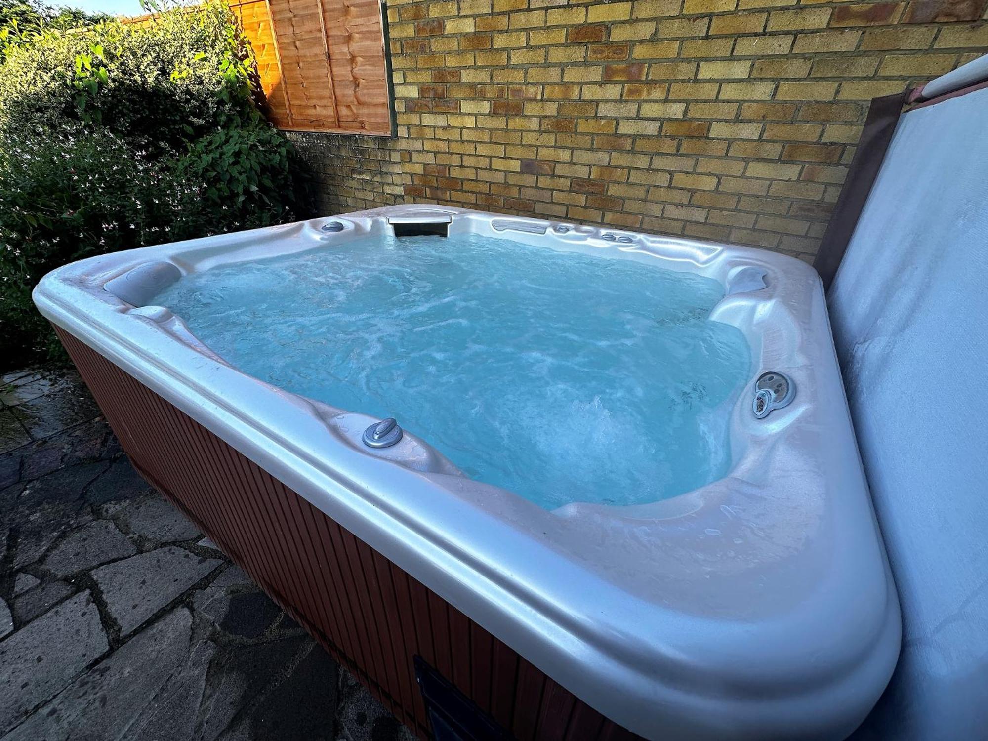 Kennedy Villa - 5 Bedroom House With Hot Tub, Wifi, Free Parkings, Close To Bicester Village Buitenkant foto
