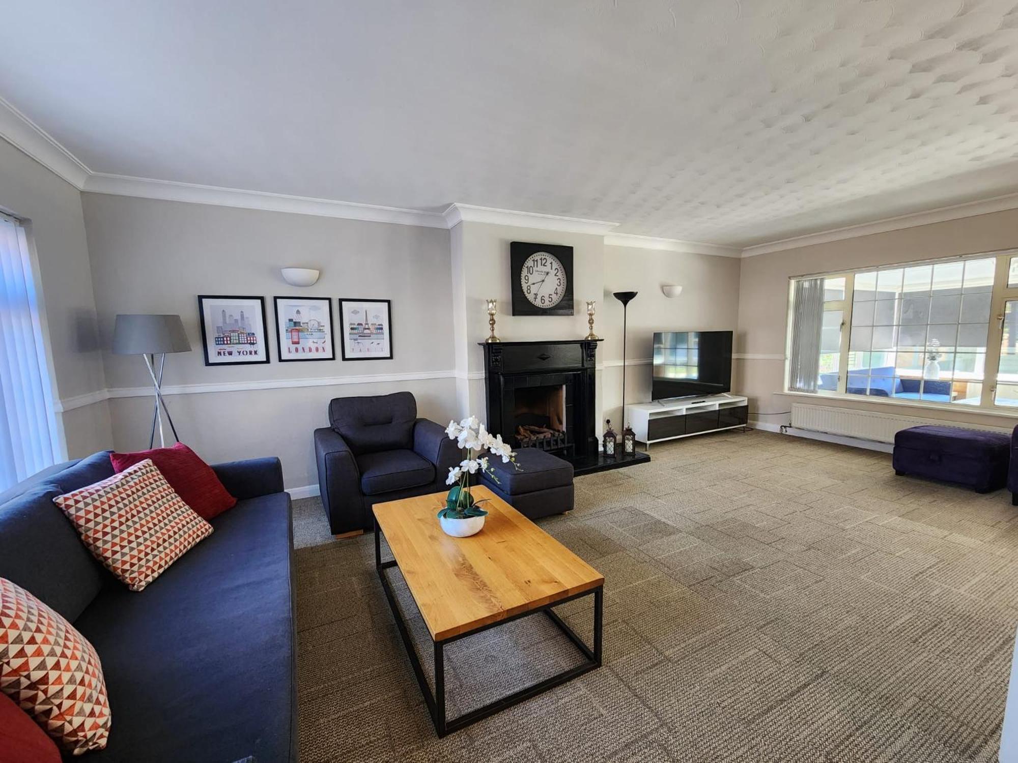 Kennedy Villa - 5 Bedroom House With Hot Tub, Wifi, Free Parkings, Close To Bicester Village Buitenkant foto