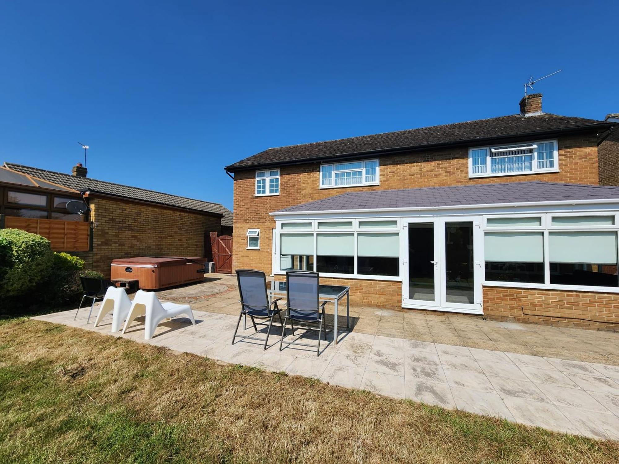 Kennedy Villa - 5 Bedroom House With Hot Tub, Wifi, Free Parkings, Close To Bicester Village Buitenkant foto