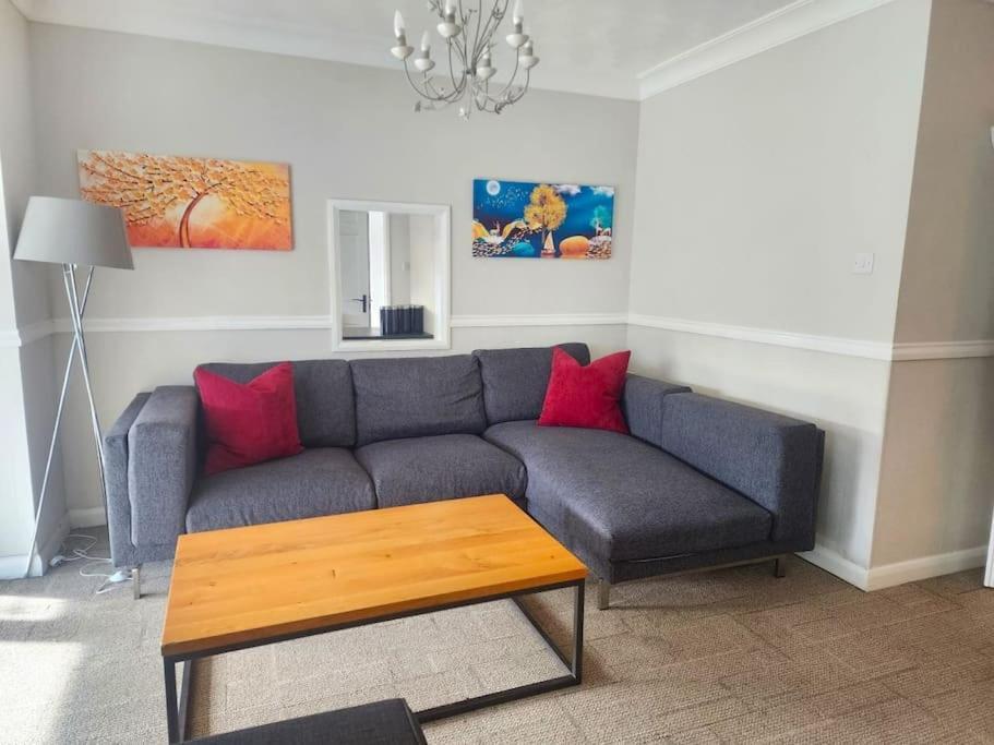 Kennedy Villa - 5 Bedroom House With Hot Tub, Wifi, Free Parkings, Close To Bicester Village Buitenkant foto