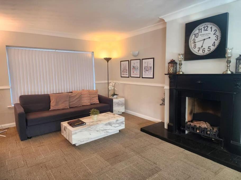 Kennedy Villa - 5 Bedroom House With Hot Tub, Wifi, Free Parkings, Close To Bicester Village Buitenkant foto